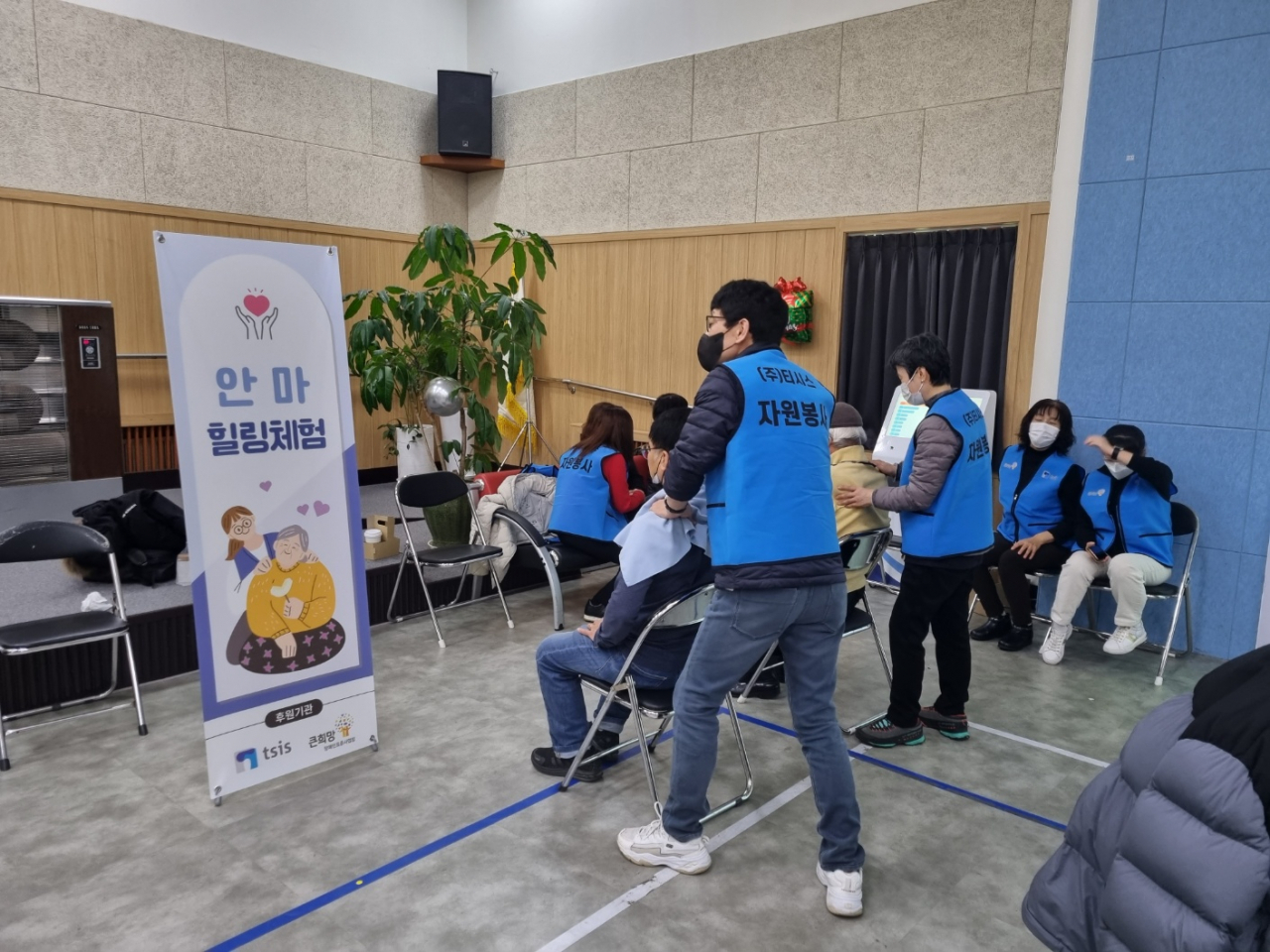 태광그룹 임직원들이 서울시립남부장애인종합복지관의 개관 37주년 기념행사에 참여해 지역주민을 대상으로 마사지 서비스를 제공하고 있다. [태광그룹 제공]