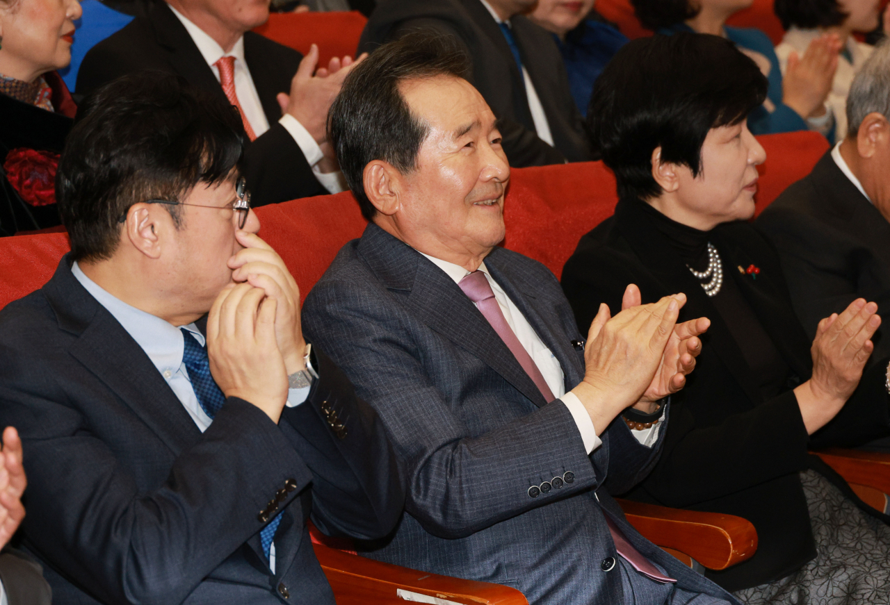 11일 오후 국회 의원회관에서 열린 김영주 국회부의장의 출판기념회에서 정세균 전 국무총리(가운데), 홍익표 더불어민주당 원내대표와 김영주 국회부의장이 이야기를 나누고 있다. [연합]