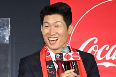 카타르 월드컵을 앞두고 세계 순회에 나선 ‘2022 FIFA 월드컵&trade; 트로피 투어’ 미디어 공개 행사가 24일 서울 영등포구 여의도 현대백화점 더현대 서울에서 열린 가운데 박지성 전 축구 국가대표 선수가 취재진의 질의에 답하고 있다. 이번 행사는 월드컵 공식 트로피가 본선 진출 32개국을 포함한 전 세계 51개국을 순회하며 전 세계 축구 팬들과 함께 월드컵의 성공을 기원하기 위해 열렸다. 임세준 기자