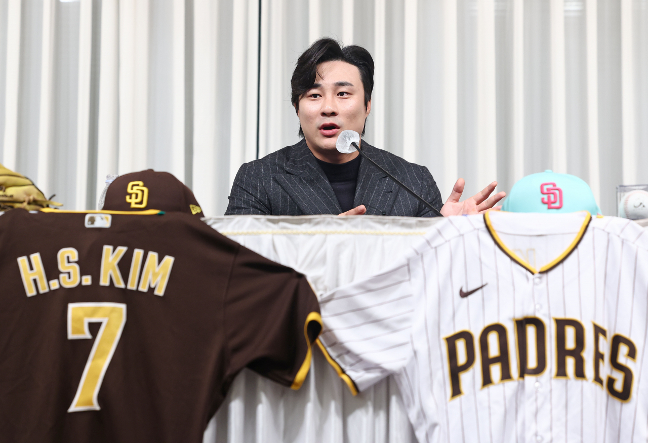 미국프로야구 메이저리그에서 골든 글러브를 수상한 김하성(샌디에이고 파드리스)이 지난달 20일 오전 서울 강남구 호텔리베라에서 열린 수상 공식 기자회견에서 취재진 질문에 답하고 있다. [연합]