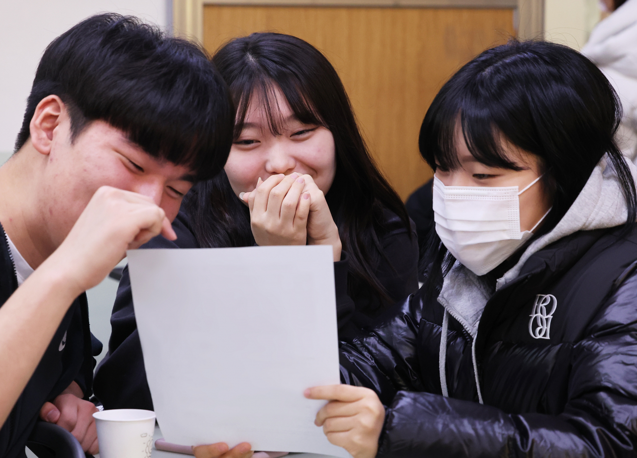 2024학년도 대학수학능력시험 성적표 배부일인 8일 오전 경기도 수원시 영통구 효원고등학교 3학년 교실에서 학생들이 성적표를 확인하고 있다. [연합]