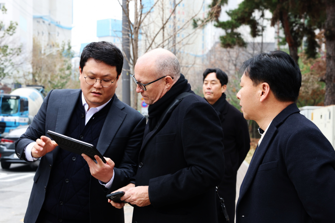 JERDE 수석디자이너 존 폴린 부사장과 롯데건설 직원들이 신반포12차 아파트 현장을 방문해 설계에 대해 대화하고 있다. [롯데건설 제공]