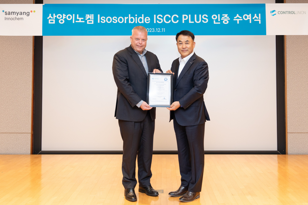 강호성(오른쪽) 삼양이노켐 대표와 더크 테이허트 컨트롤유니온 아시아 태평양 총괄책임자가 인증서 수여식 이후 기념사진을 촬영하고 있다. [삼양 제공]