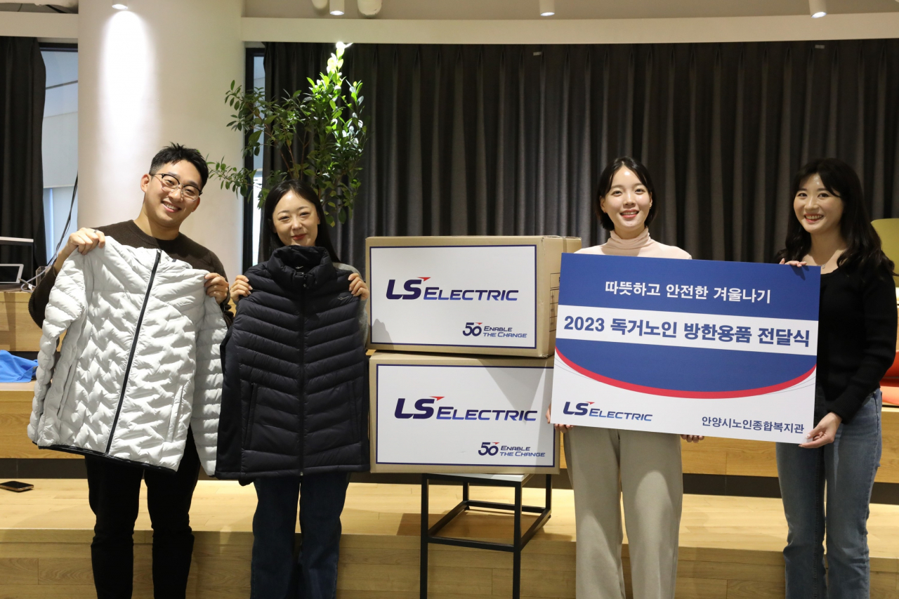 LS일렉트릭 임직원 봉사단이 방한 용품을 준비하고 기념촬영을 하고 있다. [LS일렉트릭 제공]