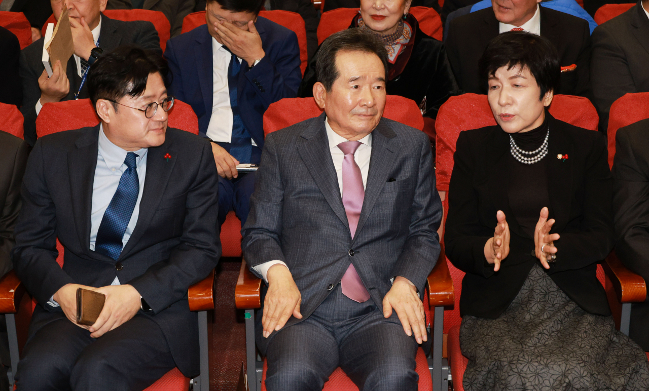 정세균 전 국무총리, 더불어민주당 홍익표 원내대표와 김영주 국회부의장이 11일 오후 국회 의원회관에서 열린 김영주 국회부의장의 출판기념회에서 이야기를 나누고 있다. [연합]