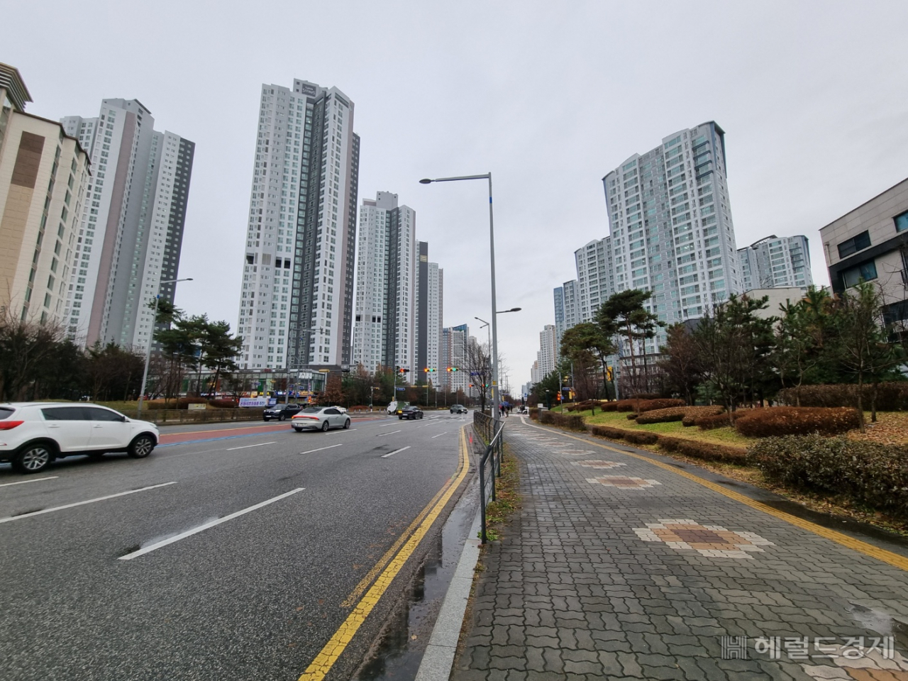 인천 서구는 인구 60만명에 면적 119㎢로 지나치게 크다는 평가를 받는다. 인천시는 생활권이 다른 아라뱃길 북부 지역을 묶어 새로 검단구를 만들기로 했다. 사진은 서구 청라신도시[헤럴드경제DB]