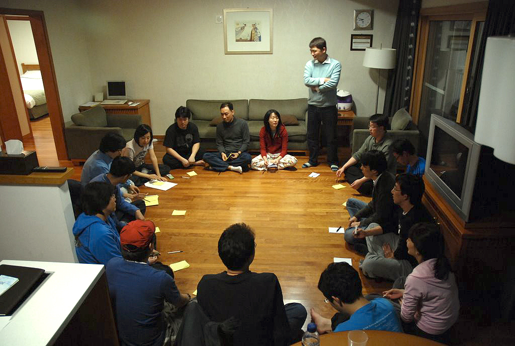 2009년 카카오톡 출시를 앞두고 전 직원이 참여한 강원도 홍천 워크숍. 김범수 카카오 창업자 겸 미래이니셔티브 센터장이 팔짱을 끼고 서서 직원들과 이야기를 나누고 있다. [카카오]