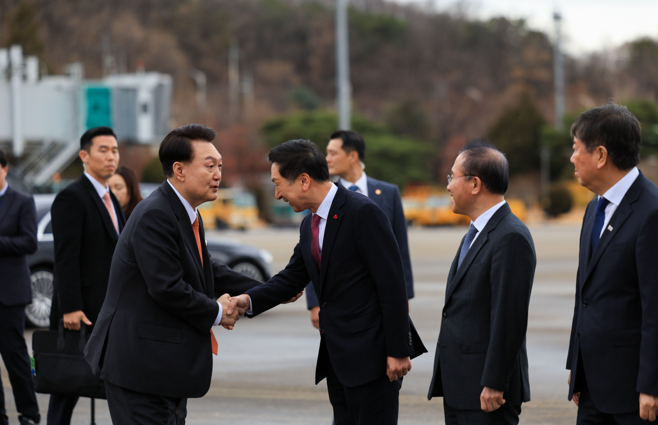 네덜란드를 국빈 방문하는 윤석열 대통령이 지난 11일 경기 성남 서울공항에서 출국에 앞서 김기현 국민의힘 대표 등 환송 인사들과 차례로 악수하고 있다. [대통령실 제공·연합]