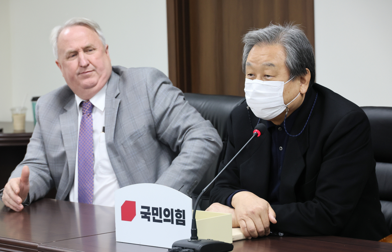 김무성 전 새누리당(국민의힘 전신) 대표가 지난달 17일 서울 여의도 당사에서 열린 국민의힘 혁신위원회 8차 회의에서 발언하고 있다. 왼쪽은 인요한 혁신위원장. [연합]