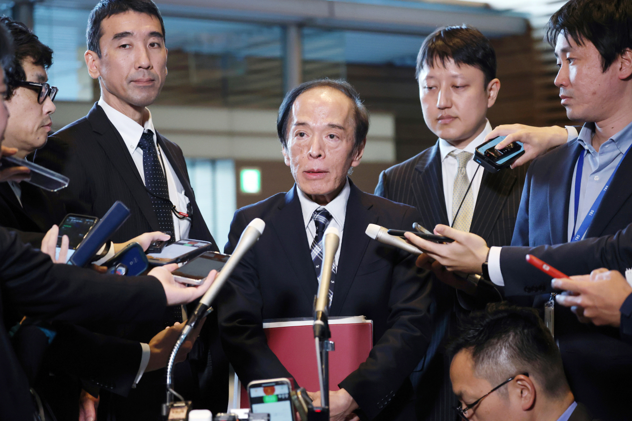 우에다 가즈오 일본은행(BOJ) 총재가 7일 일본 도쿄 총리 관저에서 기시다 후미오 일본 총리를 만나고 난 후 기자들의 질문에 답하고 있다. 이날 의회에서 가즈오 총재는 “임금 인상과 물가 상승의 선순환이 이뤄지는 것이 확실해진다면 마이너스 금리 해제 등도 시야에 넣을 수 있다”고 말해 이날 엔화 가치는 약 1년 만에 최대폭 급등했다. [EPA]