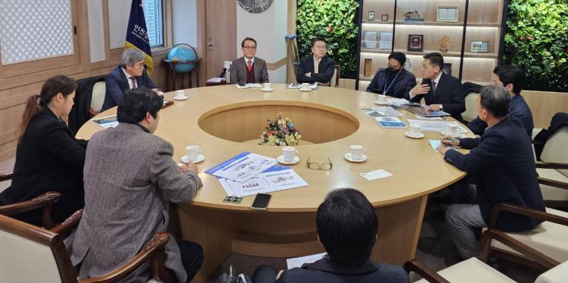 인천경제자유구역청은 지난 11일 오후 경제청장 회의실에서 김진용 청장 등 관계 직원들과 영종 주민들이 참석한 가운데 킹스 칼리지 스콜 관계자로부터 영종 국제학교 설립에 대한 제안을 경청하고 있다.