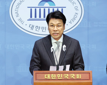 국민의힘 장제원 의원이 12일 국회 소통관에서 22대 총선 불출마 선언을 하고 있다. [연합]