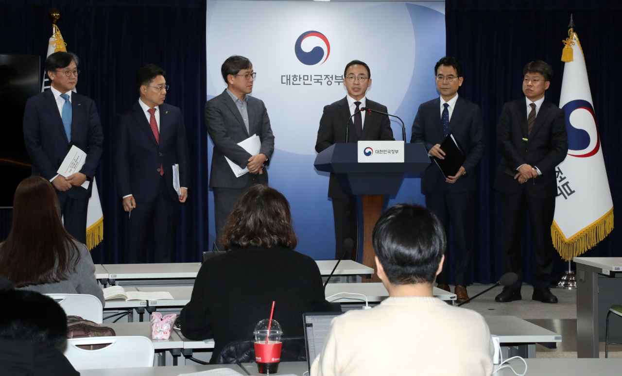 김오진 국토교통부 1차관(가운데)이 12일 오전 정부서울청사에서 LH 혁신 및 건설 카르텔 혁파방안 브리핑을 하고 있다. [연합]