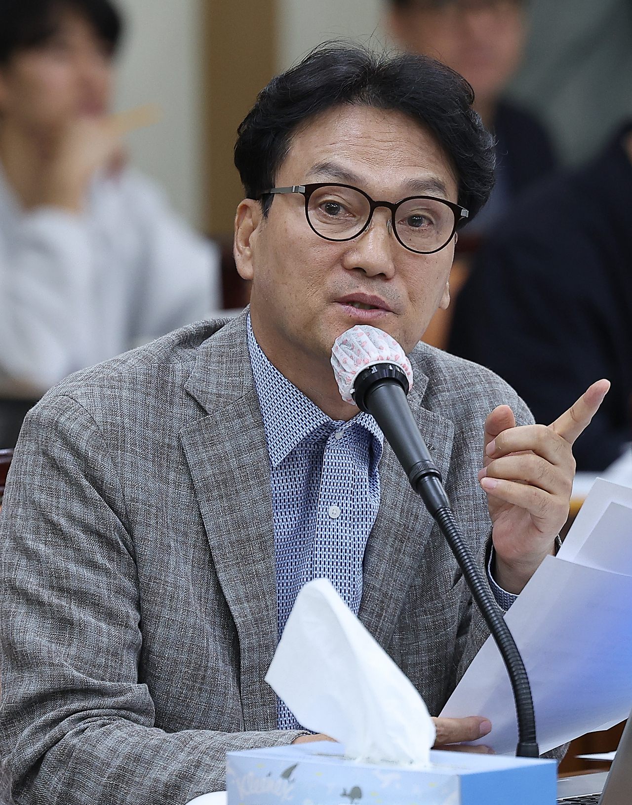 더불어민주당 안민석 의원이 지난 10월 17일 대구 북구 경북대학교 글로벌플라자에서 열린 국회 교육위원회의 경북대학교, 강원대학교, 경북대병원, 강원대병원, 강릉원주대치과병원, 경북대치과병원, 대구교육대학교에 대한 국정감사에서 질의하고 있다. [연합뉴스]