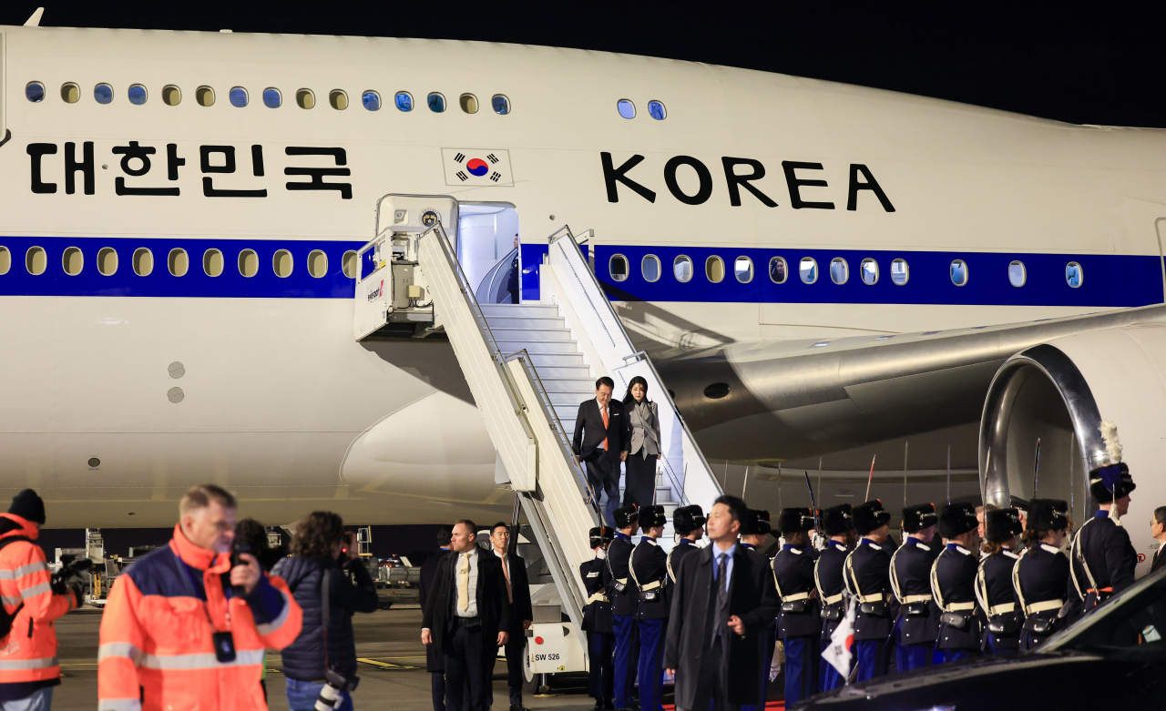 네덜란드를 국빈 방문한 윤석열 대통령과 김건희 여사가 11일(현지시간) 암스테르담 스키폴 공항에 도착, 전용기인 공군 1호기에서 내리고 있다. [연합]