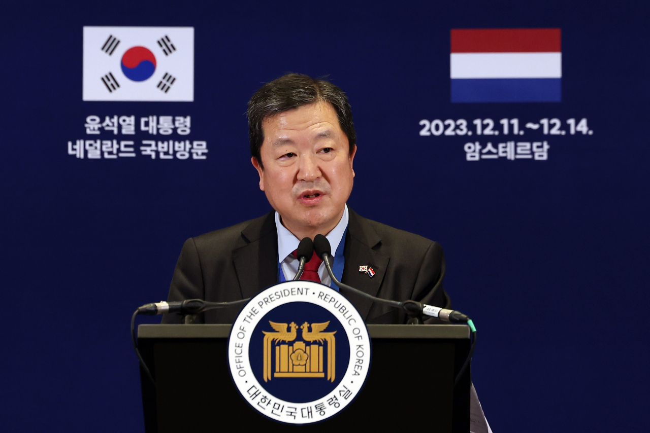 박춘섭 대통령실 경제수석이 11일(현지시간) 네덜란드 암스테르담 한 호텔에 마련된 프레스센터에서 윤석열 대통령의 주요 경제 일정 관련 브리핑을 하고 있다. [연합]