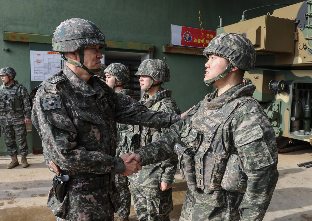 김명수 합참의장(앞줄 왼쪽)이 불철주야 적을 바라보며 경계작전에 혼신의 노력을 다하고 있는 연평도 포7중대 장병들을 격려하고 있다.[국방일보 제공]