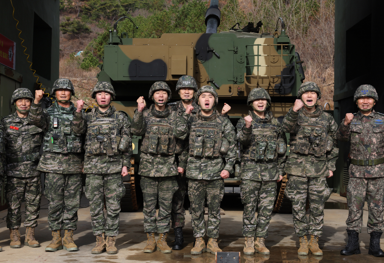 김명수 합참의장(뒷줄 가운데)이 연평도 포7중대 장병들에게 "적이 다시 도발한다면 선배 해병들이 보여주었던 것처럼 주저함 없이 단호한 대응으로 적이 다시는 도발하지 못하도록 굴복시켜야 함”을 강조하며 함께 결의를 다지고 있다.[국방일보 제공]
