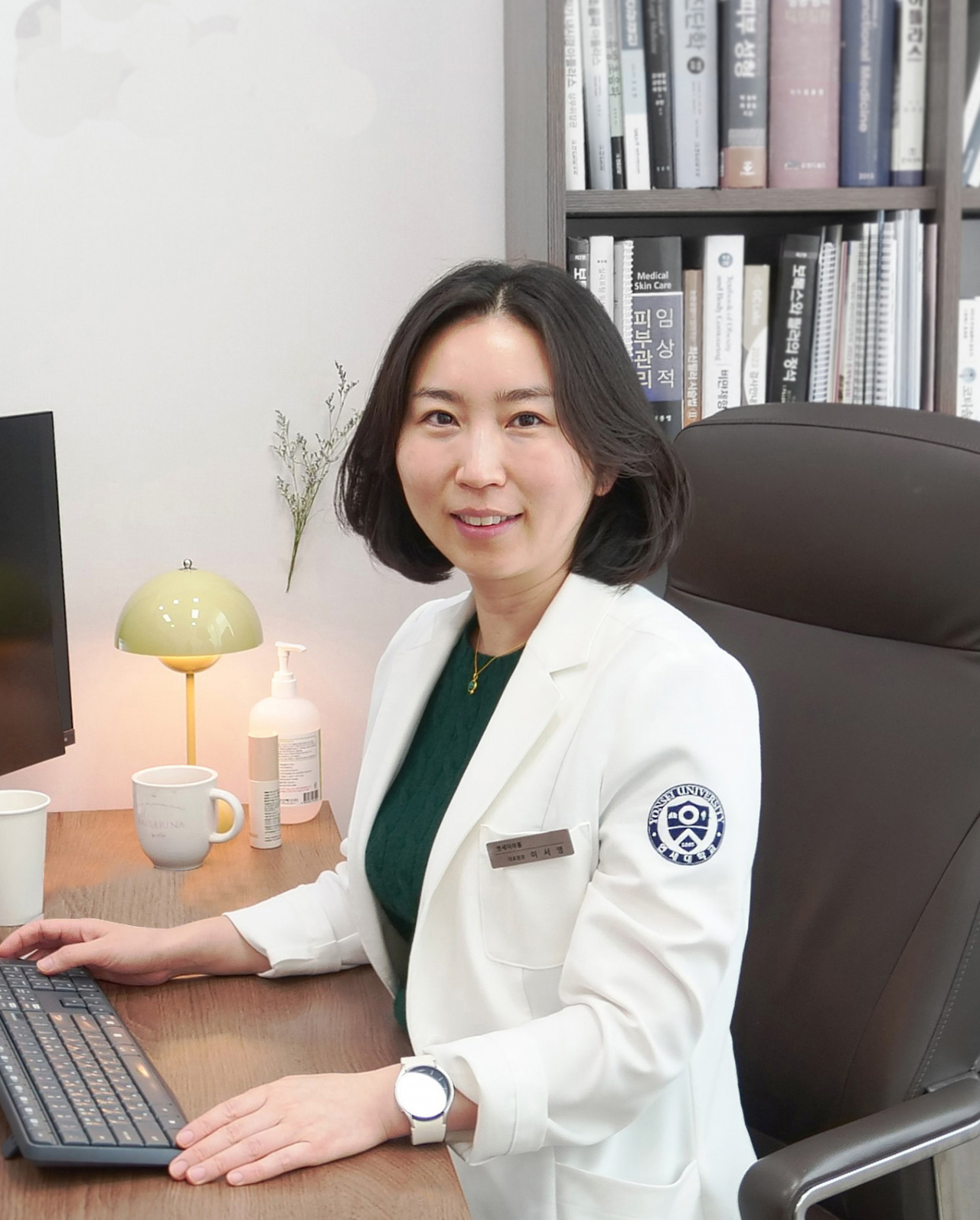 이서영 세종 연세더아름의원 대표원장(가정의학과 전문의)은 “피부 질환의 치료계획 수립은 표면적으로 나타나는 병변만으로 진단하는 것 보다, 몸 속의 근본적인 문제까지 치료하여 전반적인 피부의 환경을 개선하는 것이 핵심이다"라고 조언했다.