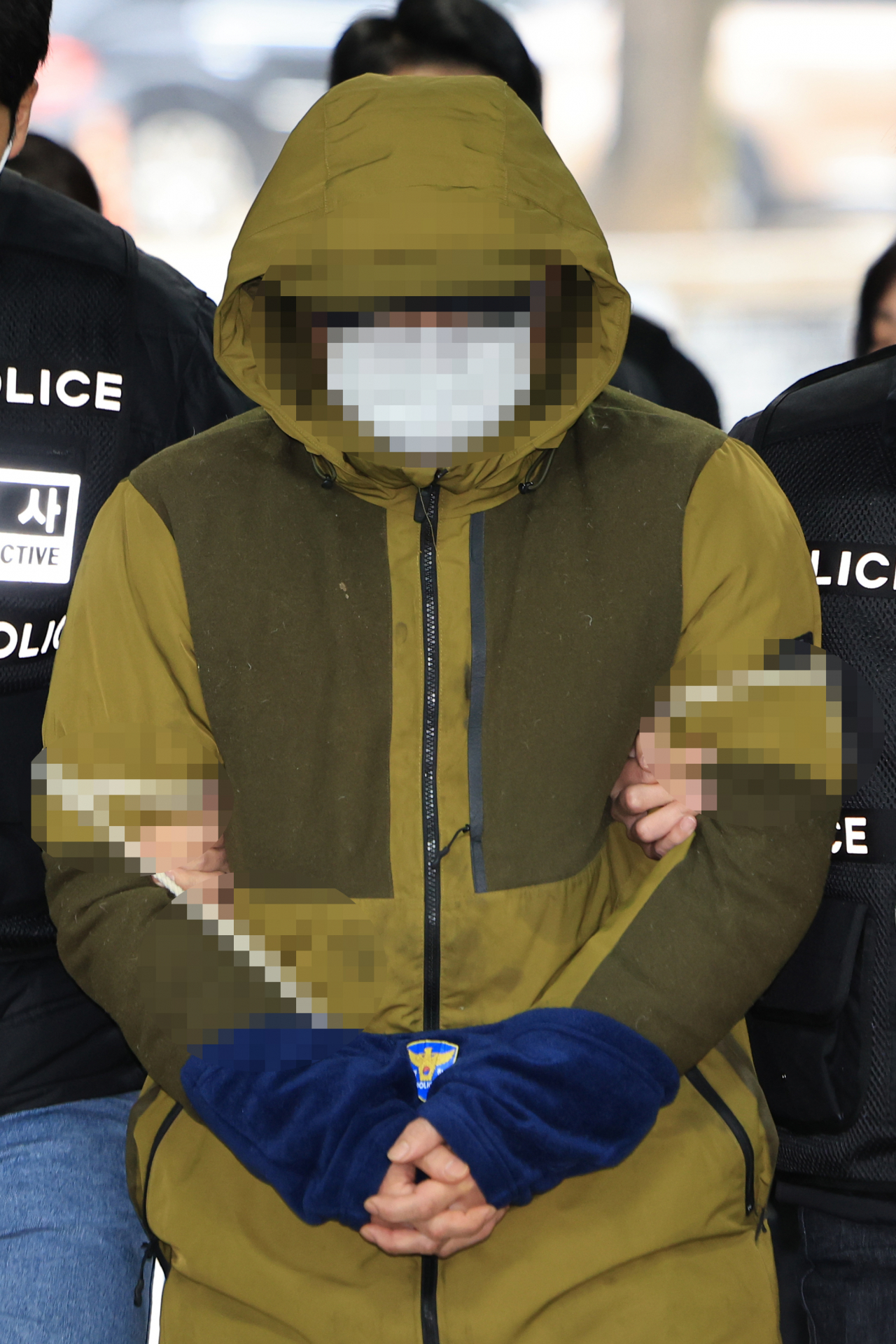 아내를 둔기로 때려 살해한 혐의(살인)를 받는 대형 로펌 출신 미국 변호사 A씨가 6일 오후 서초구 서울중앙지방법원에서 열린 구속 전 피의자 심문(영장실질심사)에 출석하고 있다. [연합]