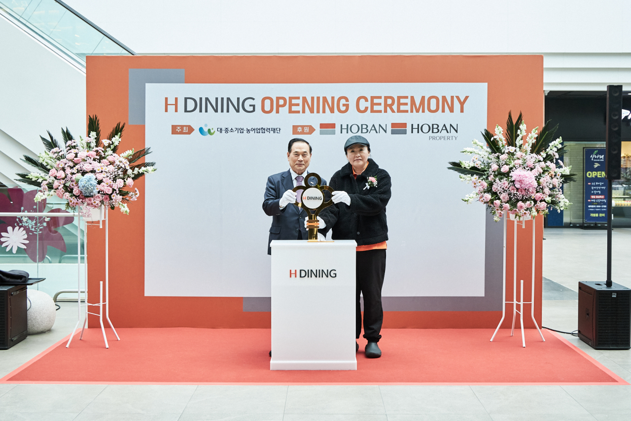 H다이닝 3기 오픈 행사에 참석한 박재욱(왼쪽) 호반프라퍼티 대표이사, 최은정 가성대구 대표. [호반그룹]