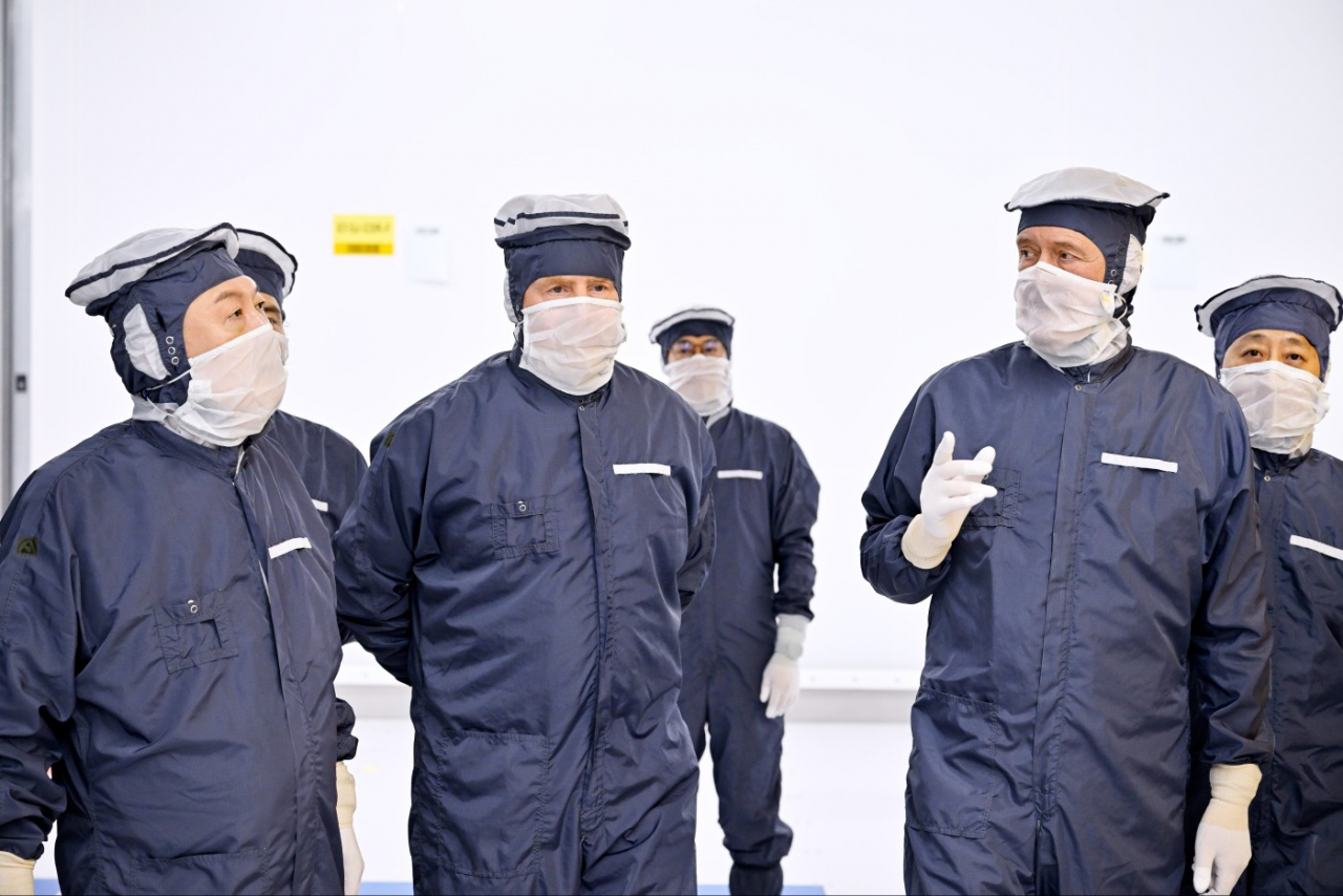 방진복을 입은 윤석열 대통령(왼쪽부터)이 12일(현지시간) 벨트호벤 소재 ASML 본사에서 빌럼-알렉산더르 네덜란드 국왕과 함께 클린룸을 방문했다. [연합]