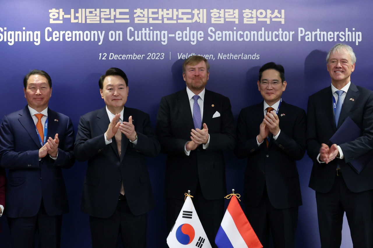네덜란드를 국빈 방문한 윤석열 대통령과 빌럼-알렉산더르 네덜란드 국왕이 12일(현지시간) 벨트호벤 소재 ASML 본사에서 열린 한-네덜란드 첨단반도체 협력 협약식을 마친 뒤 기념촬영을 하고 있다. 왼쪽부터 최태원 SK그룹 회장, 윤 대통령, 빌럼-알렉산더르 네덜란드 국왕, 이재용 삼성전자 회장, 피터 베닝크 ASML 최고경영자. [연합]
