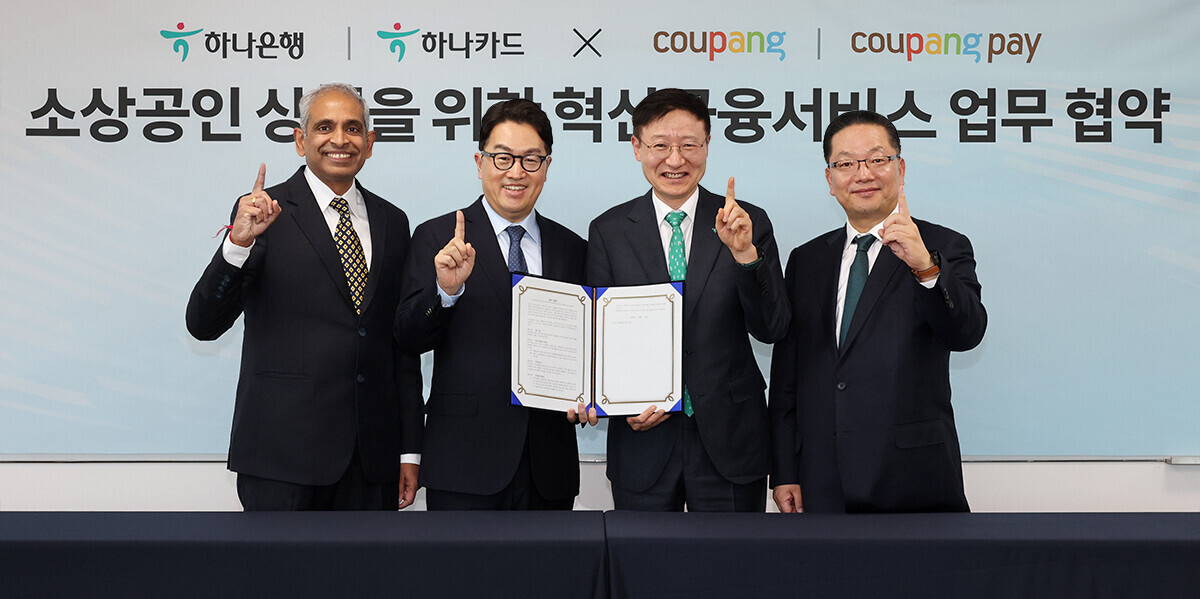 12일 서울 송파구 쿠팡 본사에서 열린 업무협약식에 참석한 이승열(왼쪽에서 세 번째) 하나은행장, 이호성(왼쪽에서 네 번째) 하나카드 사장, 강한승(왼쪽에서 두 번째) 쿠팡 대표, 비제쉬 아이어(왼쪽에서 첫 번째) 쿠팡페이 대표가 기념촬영을 하고 있다.[하나금융그룹 제공]