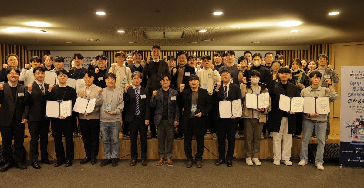 CJ올리브네트웍스가 한국인터넷진흥원, 파인더갭과 함께 올해 총 24개 중소·중견기업에 대한 정보보호 컨설팅을 성공적으로 마치고 프로그램 관계자, 참가기업, 화이트 해커 등 정보보안 전문가들이 참여한 화이트햇 투게더 결과공유회를 6일 개최했다. 첫 번째 줄 왼쪽에서 여섯 번째부터 최광희 한국인터넷진흥원 사이버침해대응본부장, 유인상 CJ올리브네트웍스 대표이사. [CJ올리브네트웍스 제공]