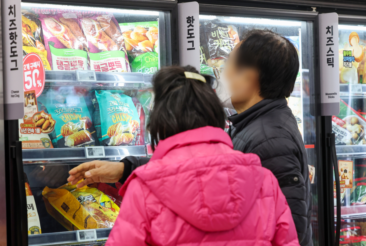 서울 시내 한 대형마트에서 시민들이 냉동식품을 고르고 있다. [연합]