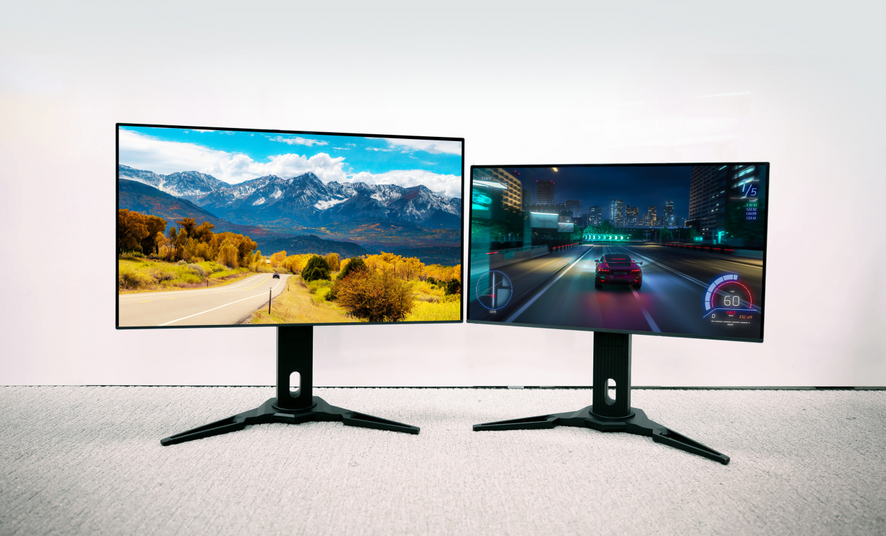 삼성디스플레이가 2024년형 모니터용 QD-OLED 신제품인 UHD 31.5형(왼쪽)과 360Hz QHD 27형을 공개했다. [삼성디스플레이 제공]