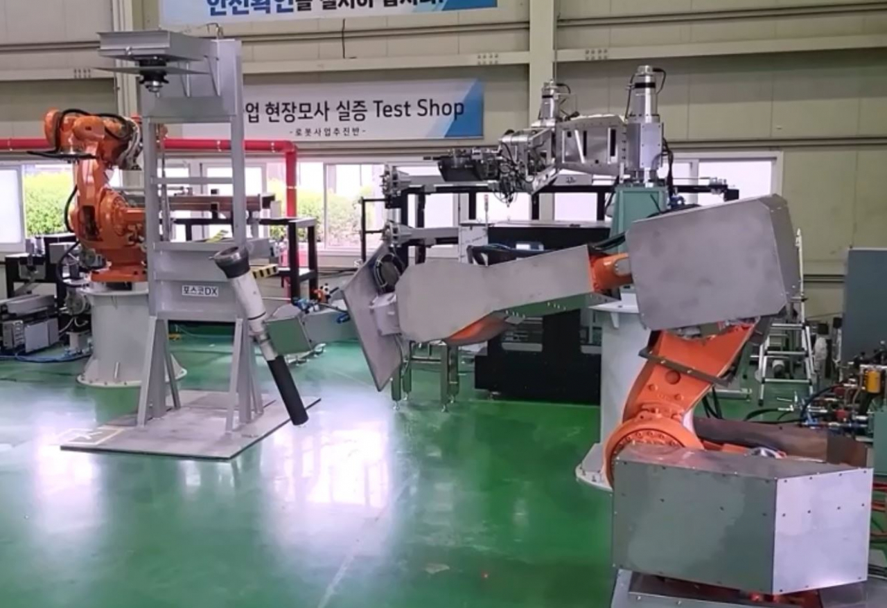 포스코DX가 개발한 로봇의 실증 테스트를 진행하는 모습. [포스코DX 제공]