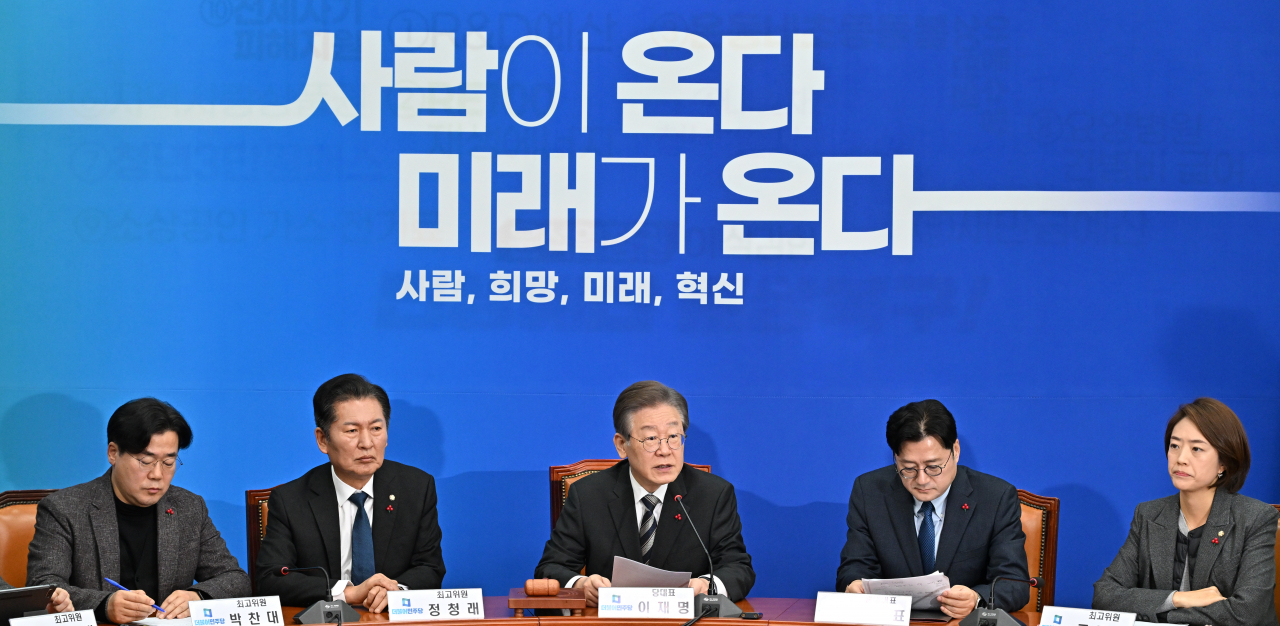 이재명(가운데) 더불어민주당 대표가 11일 서울 여의도 국회에서 열린 최고위원회의에 참석해 발언하고 있다. 임세준 기자
