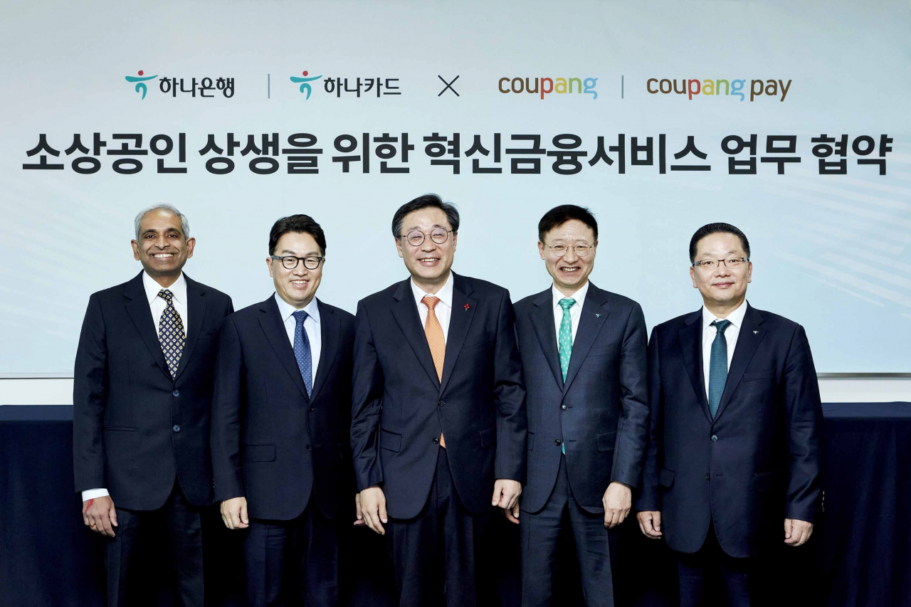 좌측부터) 비제쉬 아이어 쿠팡페이 대표, 강한승 쿠팡 대표, 박윤규 과학기술정보통신부 차관, 이승열 하나은행장, 이호성 하나카드 사장이 12일 잠실 쿠팡 사옥에서 쿠팡과 하나금융그룹 간 소상공인 상생을 위한 혁신금융서비스 업무 협약 체결을 축하하고 있다. [쿠팡 제공]