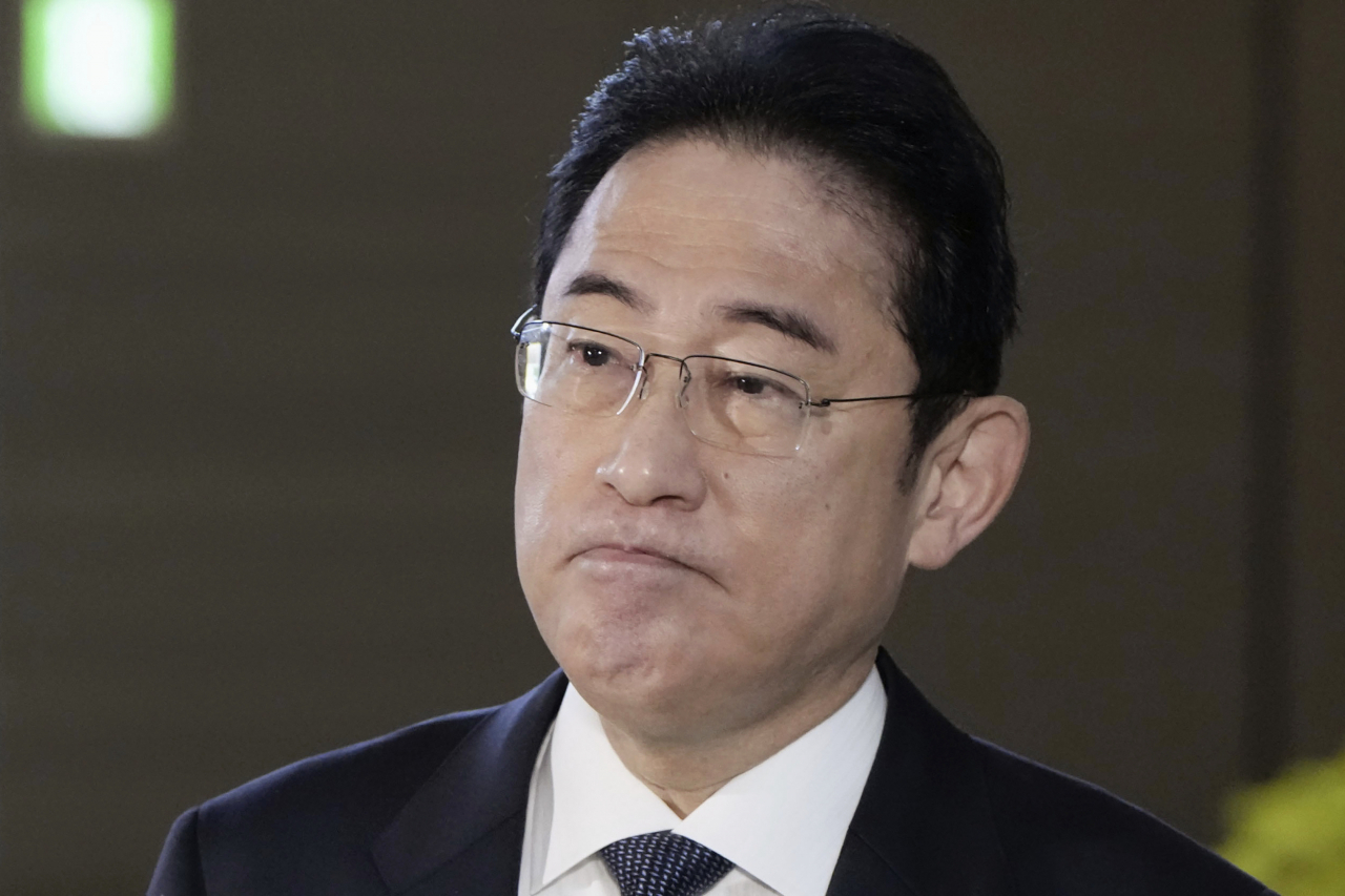 기시다 후미오 총리가 지난 11일 총리 관저 앞에서 기자들의 질문에 대답하고 있다. [AP]