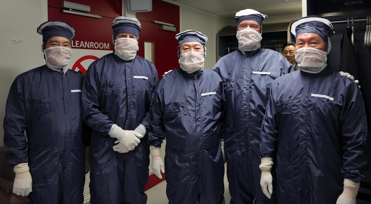 12일(현지시간) 벨트호벤 소재 ASML 본사에서 이재용(왼쪽부터) 삼성전자 회장, 빌럼-알렉산더르 네덜란드 국왕, 윤석열(가운데) 대통령, 피터 베닝크 ASML 최고경영자, 최태원 SK그룹 회장 등이 기념 사진을 촬영하고 있다. [연합]