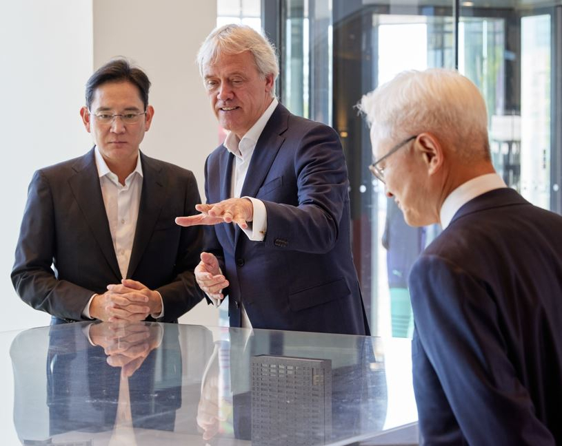이재용 삼성전자 부회장이 지난해 네덜란드 에인트호번에 위치한 ASML 본사에서 피터 베닝크 ASML 최고경영자(CEO)와 협력 방안을 논의하는 모습.[삼성전자 제공]