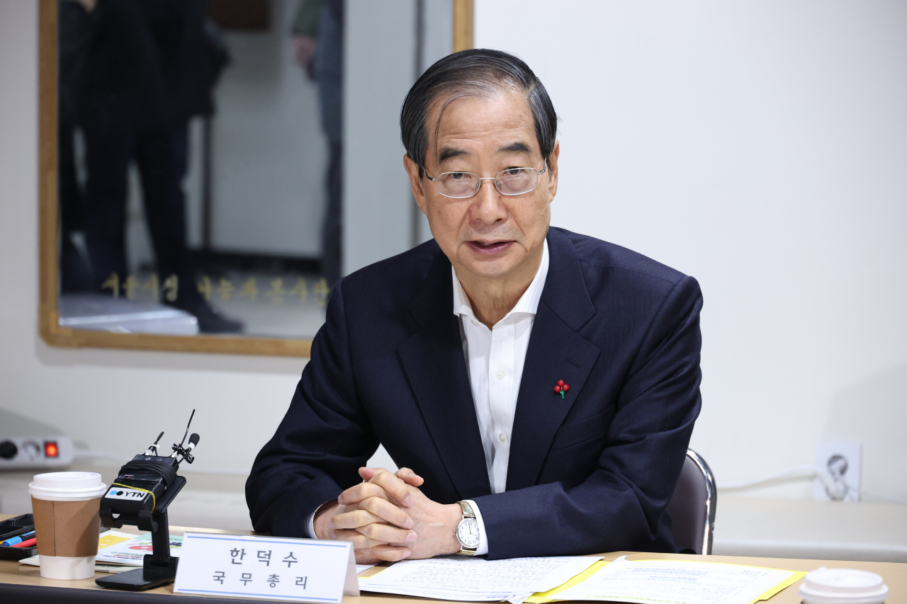 한덕수 국무총리가 13일 오전 서울 종로구 창신동 쪽방 상담소를 찾아 격려의 말을 하고 있다. [연합]