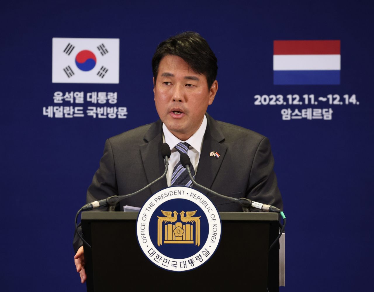 김태효 국가안보실 1차장이 12일(현지시간) 암스테르담 현지 한국 프레스센터에서 윤석열 대통령의 네덜란드 국빈 방문과 관련해 브리핑하고 있다. [연합]