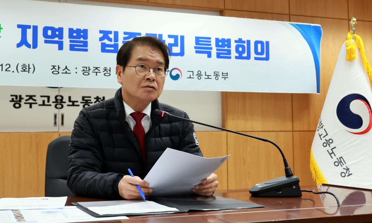 이정식 고용노동부 장관은 12일 고용부 광주청에서 '중대재해 지역별 집중관리 특별회의'를 열고 "중대재해 감축 로드맵 시행 2년인 내년에는 현장의 실질적인 변화를 이끌어내야 한다"고 강조했다. [고용노동부 제공]