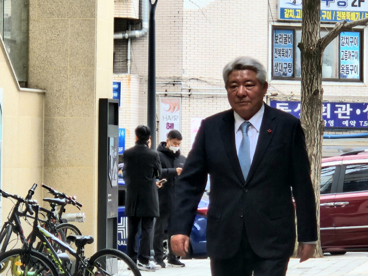 김홍일 방송통신위원장 후보자가 13일 오전 청문회 준비 사무실이 마련된 경기도 과천시의 한 오피스텔 건물로 출근하고 있다. [권제인 기자/eyre@]