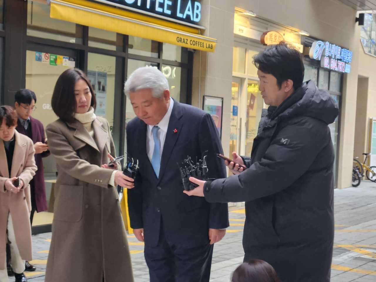 김홍일 방송통신위원장 후보자가 13일 오전 청문회 준비 사무실이 마련된 경기도 과천시의 한 오피스텔 건물로 출근하며 인사하고 있다. [권제인 기자/eyre@]
