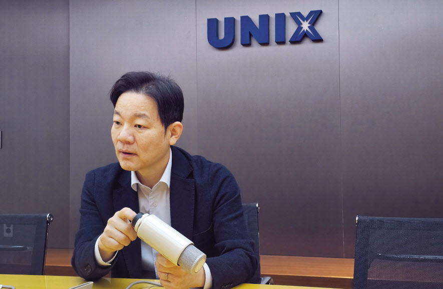 이한조 유닉스 대표가 플라스마 수분 코팅 기능이 적용된 신제품 에어샷 헤어드라이기에 대해 설명하고 있다. 유재훈 기자