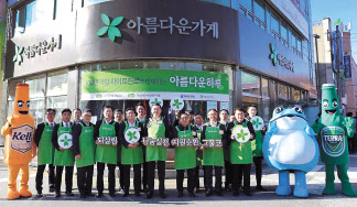 하이트진로가 지난 11월 충남 ‘아름다운가게’ 천안두정점에서 협력사가 함께하는 나눔바자회 ‘아름다운하루 특별전’을 열었다. [하이트진로 제공]