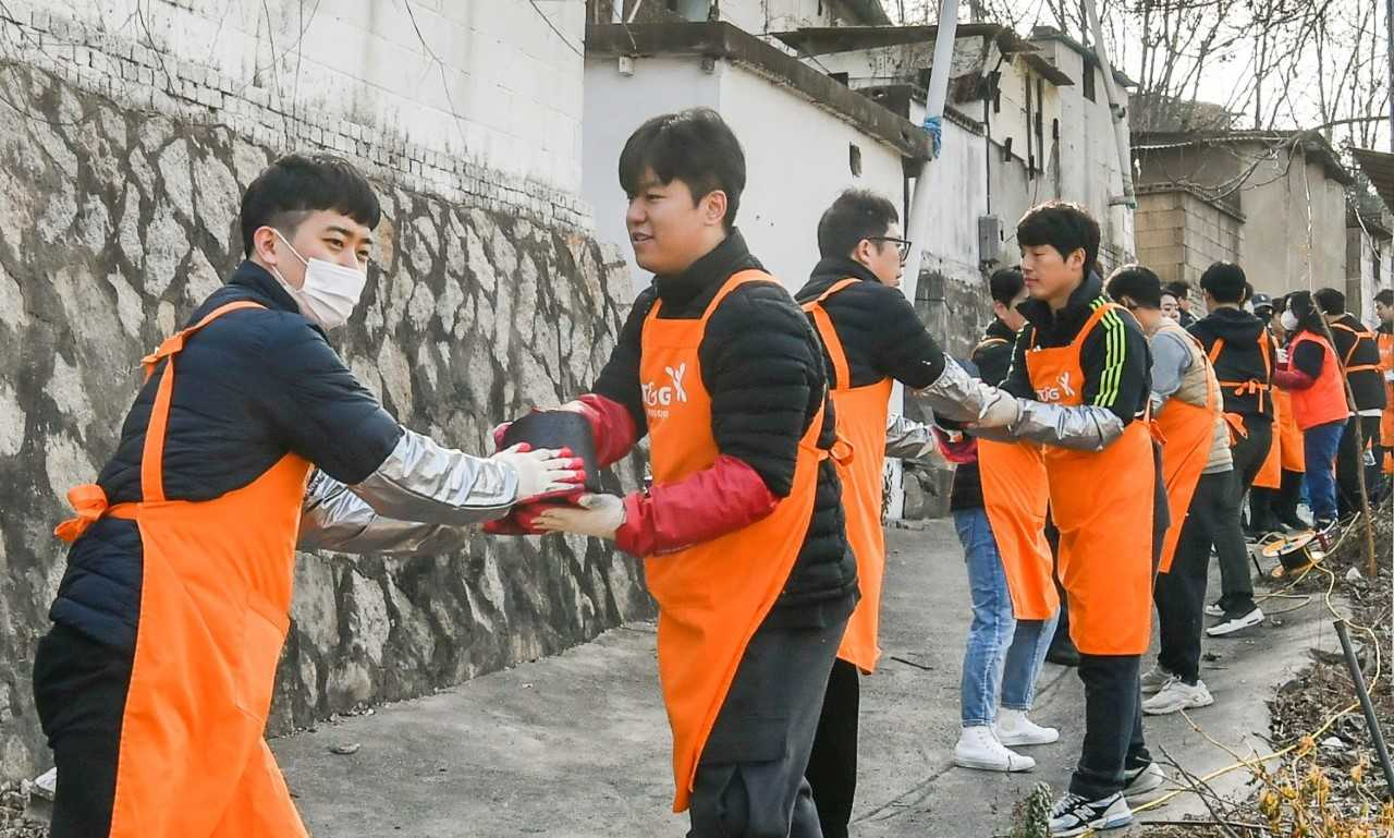 KT&G가 어려운 이웃들의 따뜻한 겨울과 나눔 문화 확산을 위해 전국 곳곳에서 약 8억원 규모의 ‘연말 나눔 행사’를 이어가고 있다. 사진은 지난 5일 서울 노원구 백사마을에서 ‘연탄나눔’ 봉사활동에 참여하고 있는 KT&G 임직원들의 모습. [KT&G]