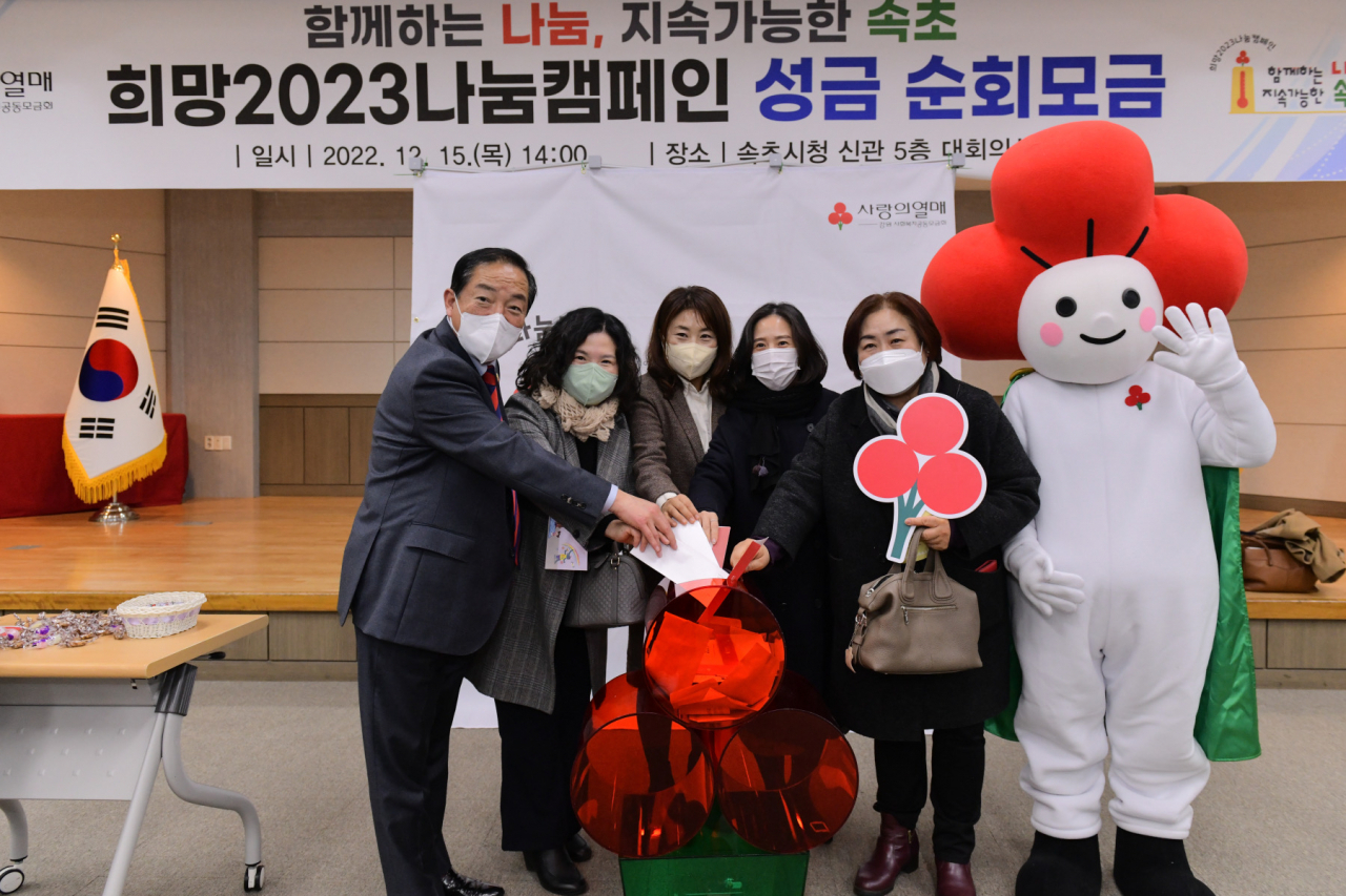 이병선 속초시장(왼쪽 끝)