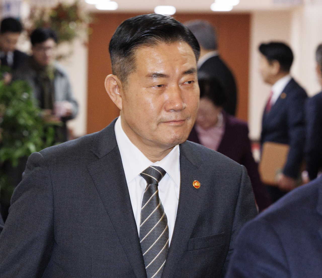 신원식 국방부 장관이 13일 열린 2023 후반기 전군주요지휘관회의에서 “싸워 이기는 강군을 육성함으로써 국민들에게는 신뢰를 받고 적에게는 두려움을 주는 군이 되는 것이 ‘힘에 의한 평화’를 구현하는 방식”이라고 강조했다.자료사진. 이달 1일 국무회의에 입장하는 신원식 장관. [연합]