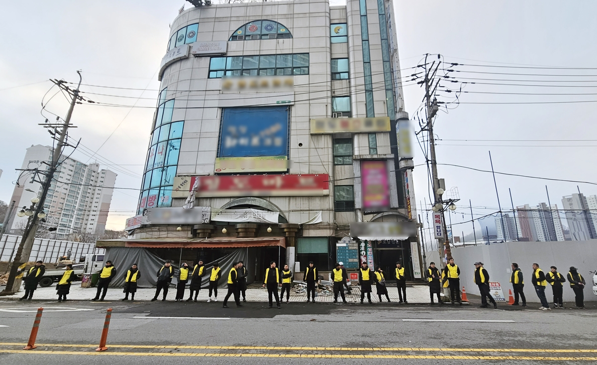 13일 오전 광주 동구 학동4구역 재개발 사업 부지에 있는 한 상가 건물에서 법원의 강제 집행 절차가 이뤄지고 있다.[연합]