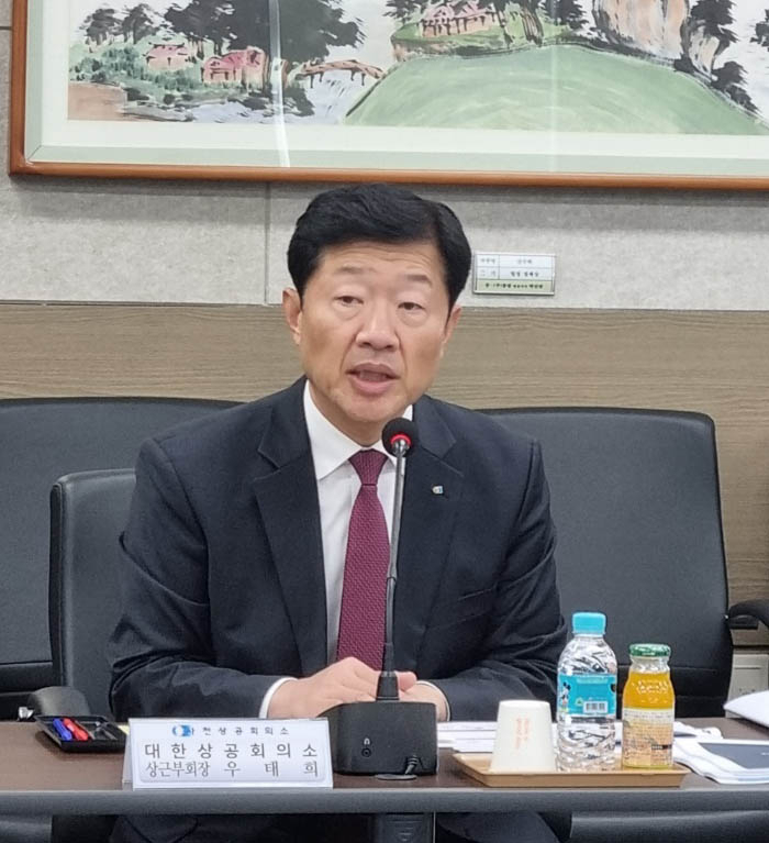 우태희 대한상의 상근부회장이 13일 사천상의에서 진행된 제9회 지역경제포럼에서 인사말을 하고 있다. [대한상의 제공]