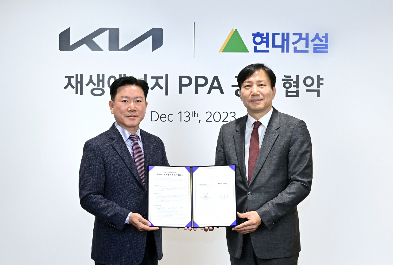 정의철(왼쪽부터) 기아 기업전략실 전무와 최재범 현대건설 개발사업부 전무가 13일 서울 양재동 기아 본사에서 태양광 재생에너지 PPA(전력구매계약) 업무 협약을 체결하고 기념촬영을 하고 있다. [기아 제공]